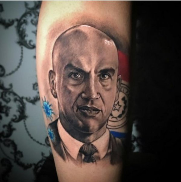 Se tatuó el rostro del ministro Mazzoleni en la pierna - Digital Misiones