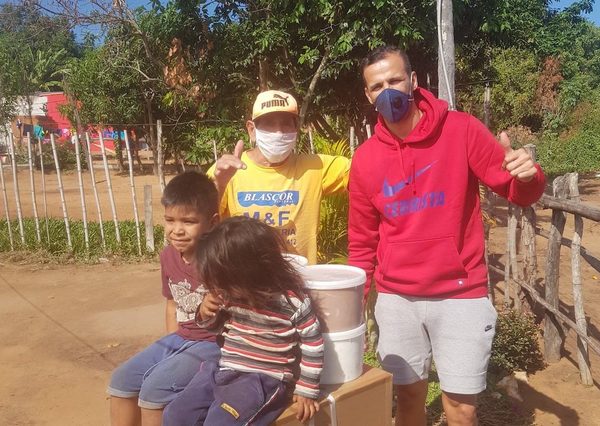 La subasta de camisetas de Mareco ayudó a dar una congeladora y helados a Don Silvino