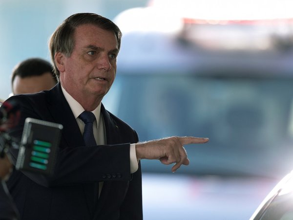 Brasil llega a 6.750 muertes por Covid-19 con Bolsonaro de nuevo de paseo