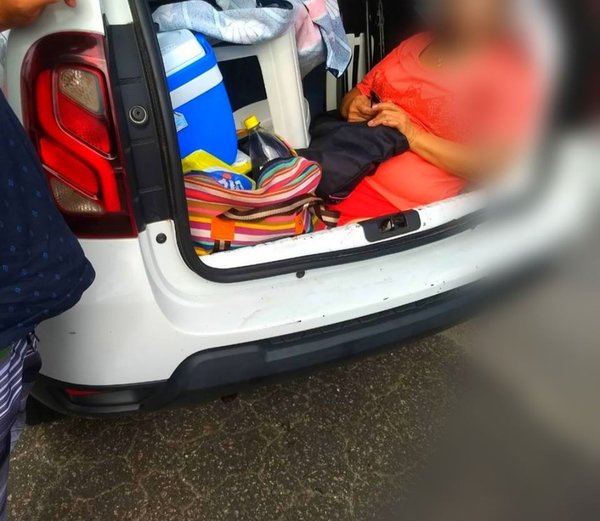 Transportaba a su suegra en el portabultos