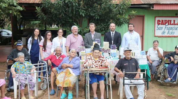 Abuelitos del hogar San Francisco de Asís de Hernandarias recibieron medicamentos.
