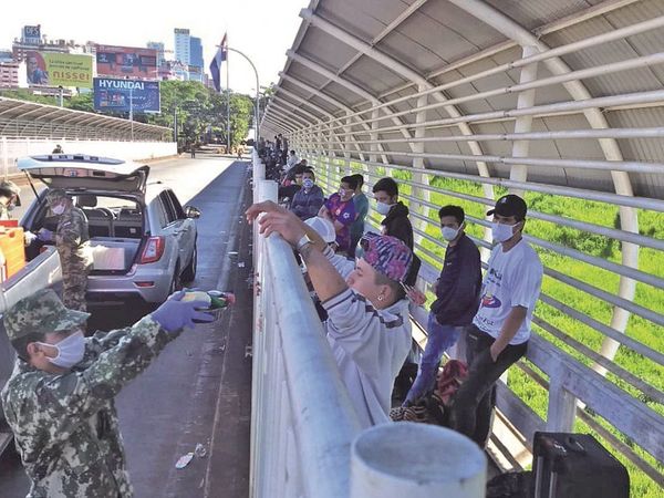 Covid-19: El difícil papel de decidir quiénes pueden regresar a casa