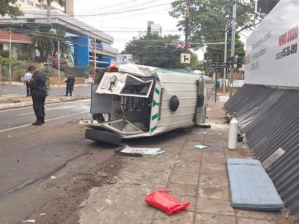 Ambulancia que llevaba paciente ¡chocó y volcó! | Crónica