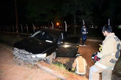 Tras accidente, conductor abandonó su vehículo - Nacionales - ABC Color