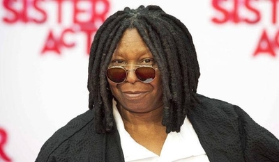 HOY / Whoopi Goldberg lleva el alboroto del "Merlos Place" a la televisión de EEUU
