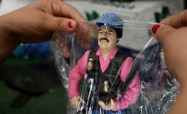 HOY / Hija del Chapo Guzmán regaló a niños mexicanos juguetes con imagen del capo