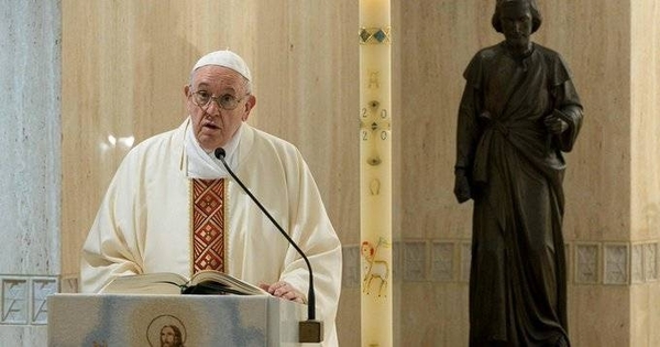 HOY / El papa rinde homenaje a los sacerdotes y médicos muertos por coronavirus