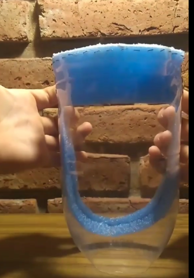 Estudiante enseña a realizar mascarilla con materiales reciclados