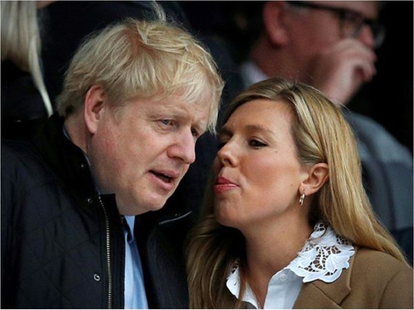 Boris Johnson llama a su hijo con el nombre de los doctores que le salvaron la vida
