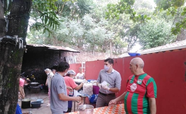 HOY / Dan 300 platos de comida a familias carenciadas de Lambaré