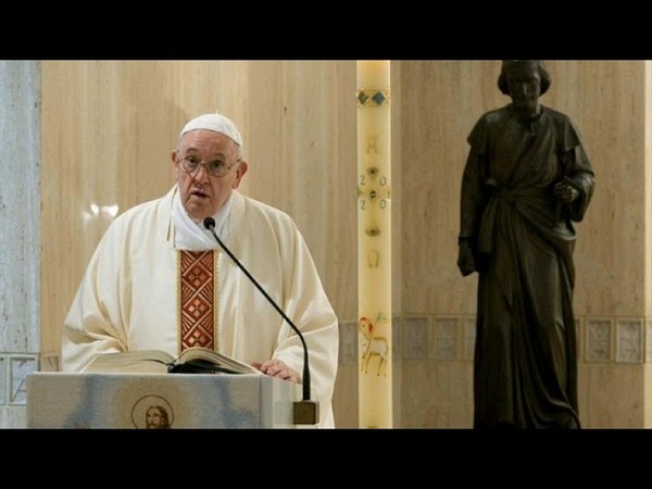 El papa rinde homenaje a los sacerdotes y médicos muertos por coronavirus