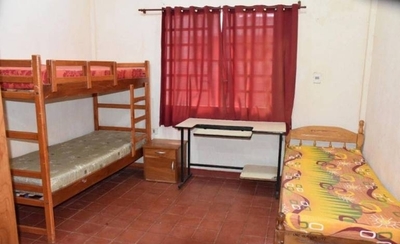 HOY / Aislados temen contagiarse en albergue tras casos positivos de viajeros