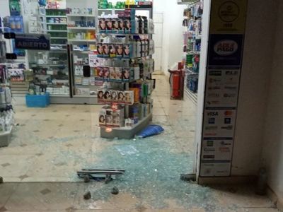 Delincuentes asaltan con violencia una farmacia en Yasy Cañy