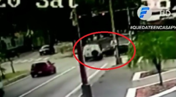 Video retrata accidente choque entre ambulancia y otros vehículos