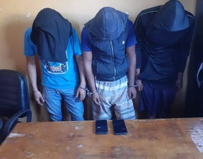 Detienen a tres sujetos acusados de cometer robo domiciliario
