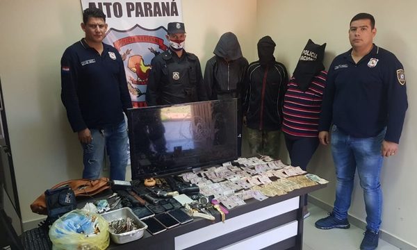 Detienen a tres personas con armas, drogas y otras evidencias