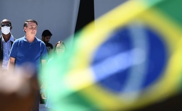 HOY / Bolsonaro vuelve a burlar al COVID-19 y asiste a acto contra el Congreso y el Supremo Tribunal