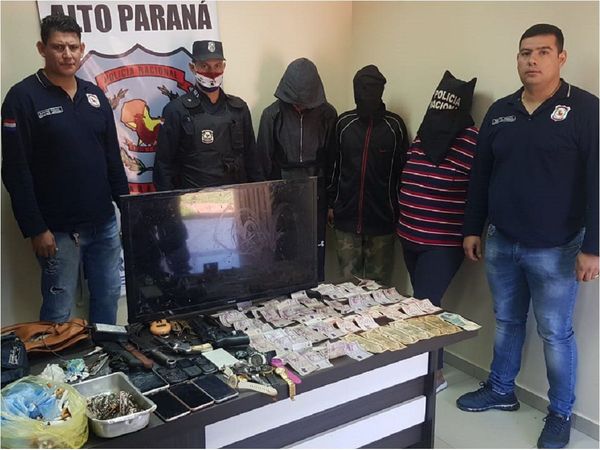 Aprehendieron a 3 personas por tenencia de drogas, armas y por incumplir cuarentena