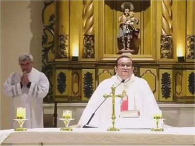 Sacerdote trata de patoteros a padres por pedir descuento de cuotas en colegio