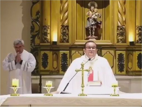 Sacerdote trata de patoteros a padres por pedir descuento de cuotas en colegio
