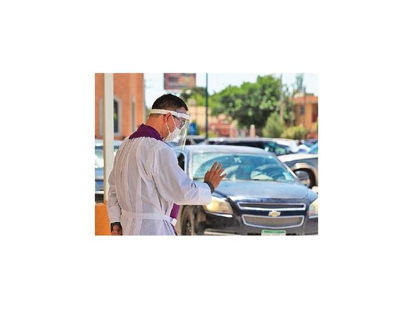 El Papa homenajea a médicos y curas muertos por el Covid