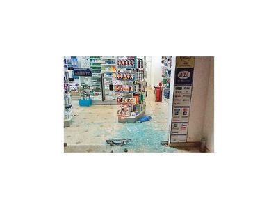 Llevan G. 2 millones en asalto a farmacia