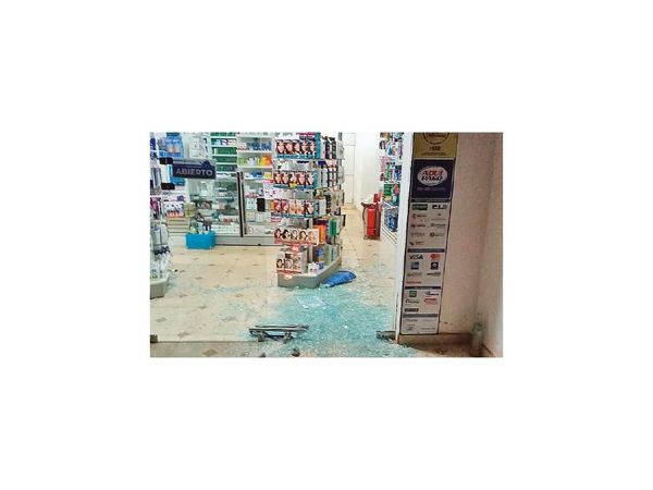 Llevan G. 2 millones en asalto a farmacia