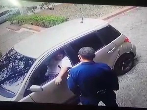 VIDEO: Quiso sobornar a policías para que detengan a su mujer