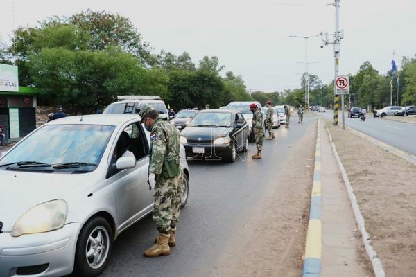 Largas filas de autos y pocos buses en primer día de cuarentena inteligente