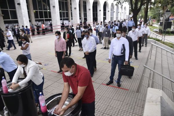 Largas filas para ingresar al Palacio de Justicia - Nacionales - ABC Color