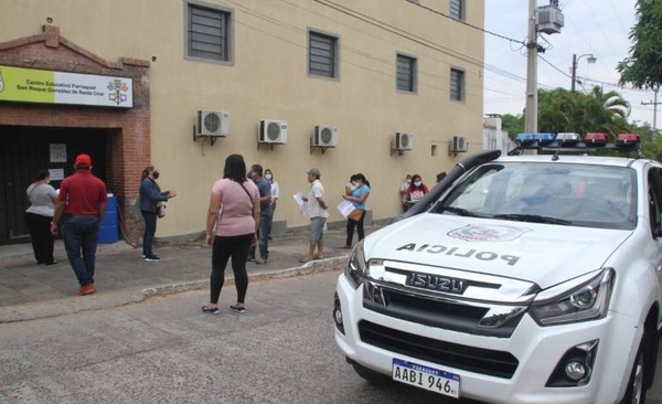 HOY / Padres tratados como “patoteros” por cura, se manifiestan y piden descuento en cuotas