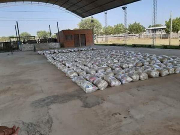 Familias de tierra adentro reciben los kits de alimentos de la gobernación