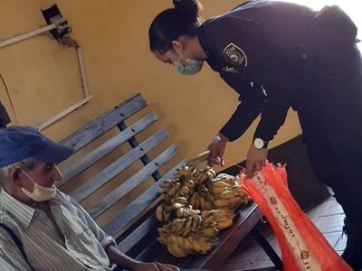 Agradecido por olla popular, hizo un regalo especial a policías