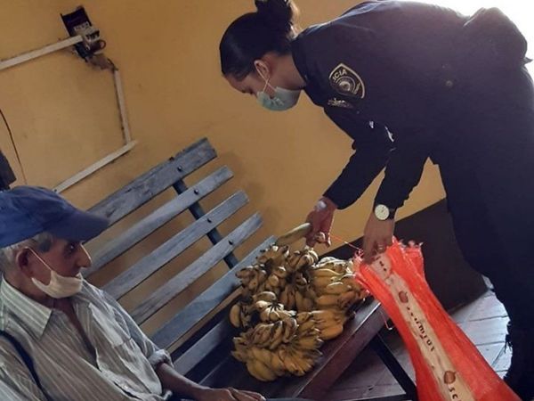 Agradecido por olla popular, hizo un regalo especial a policías