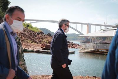 Abdo va a CDE para verificar resguardo militar en frontera con Brasil