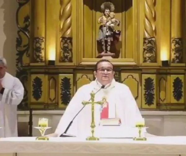 Sacerdote trató de “patoteros” a padres que piden descuentos en cuotas