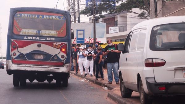 Con buses sobrecargados y caos vehicular inició la cuarentena inteligente