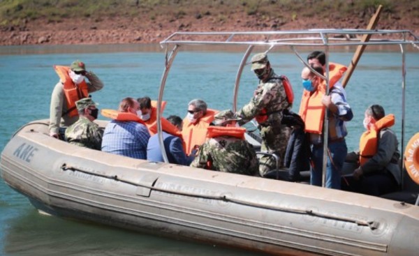 Mario Abdo visitó el Este para "controlar" a militares en la frontera