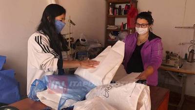 VOLUNTARIOS FABRICAN TAPABOCAS Y LOS REPARTEN EN DISTINTOS PUNTOS DEL DEPARTAMENTO