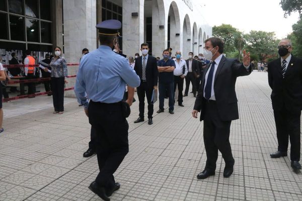 Alrededor de tres mil personas ingresaron hoy a tribunales