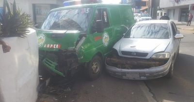 Automóvil chocó contra ambulancia