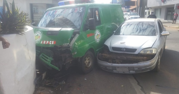 Automóvil chocó contra ambulancia