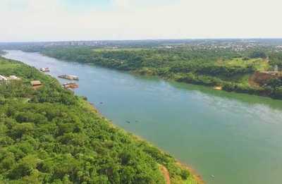 Lancha de la POLICIA FEDERAL choca a canoa y 8 paraguayos “desaparecen” en las aguas del río Paraná