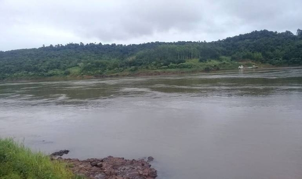 HOY / Canoa volcó mientras cruzaba el río Paraná: cuatro paraguayos se encuentran desaparecidos