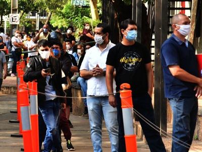 Aglomeración y caos vehicular en el primer día de la flexibilización