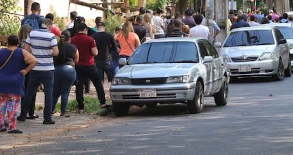 PARECE UN CHISTE Atýra la gente, prepos y un guyryry “colectivo | Crónica