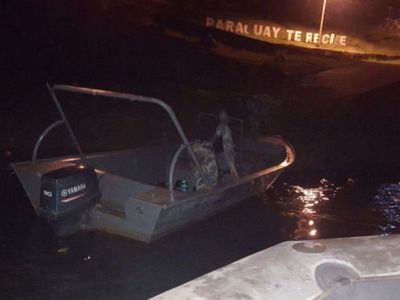 Embisten canoa llena de estibadores y desaparecen cuatro en el Paraná