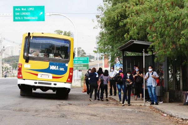 Inician cuarentena con falta de buses y mucho tráfico
