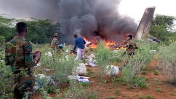 Seis muertos al estrellarse un avión con material para la COVID-19 en Somalia » Ñanduti