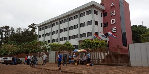 Cuestionados jefes regionales de la ANDE finalmente son destituidos